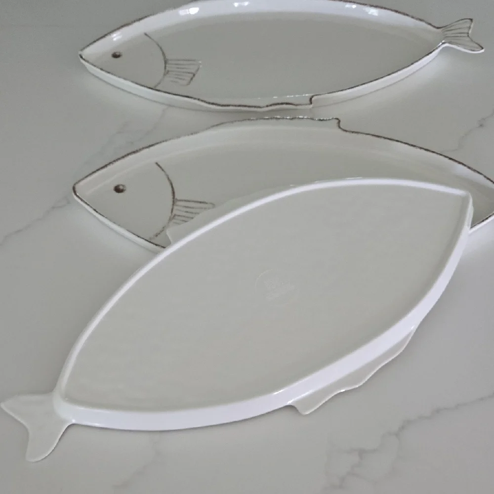 White Fish-Shaped Melamine Plates Set Of 4